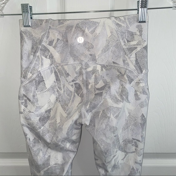 LULULEMON WHITE TRAIN TIMES CROP LEGGINGS SIZE 4 - Picture 9 of 12